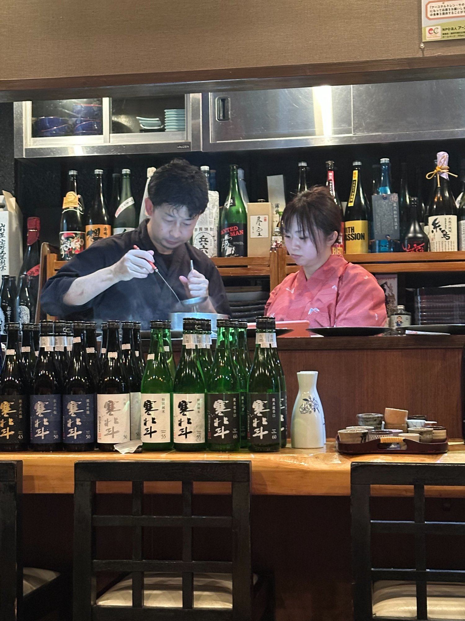 日本酒をご案内する様子